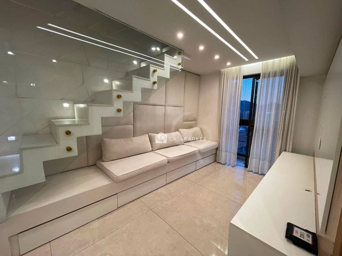 Balcony with a grill in a 3-bedroom apartment, 120 m² — photo 27