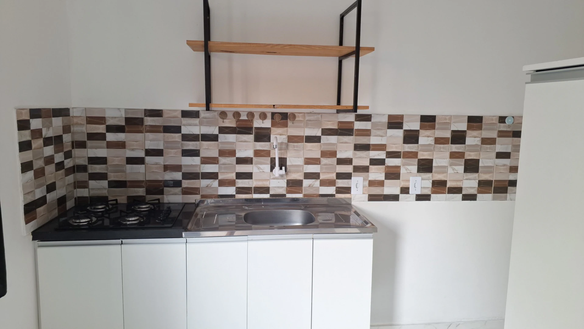 Unfurnished studio 200 m² with electric showerhead — photo 4