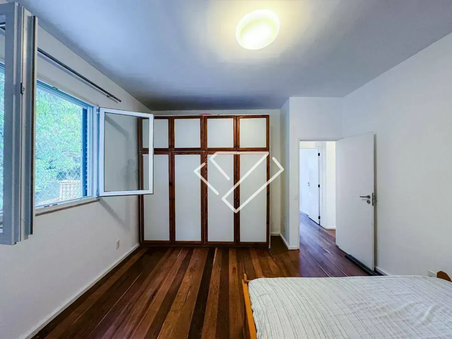 House with 3 bedrooms and 4 bathrooms on 600 m² — photo 33