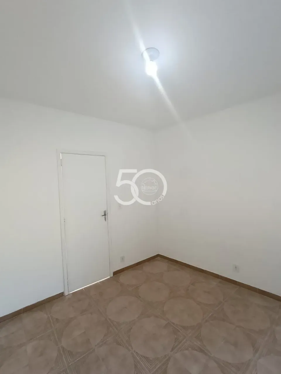 1-bedroom apartment with balcony and a glass shower — photo 2