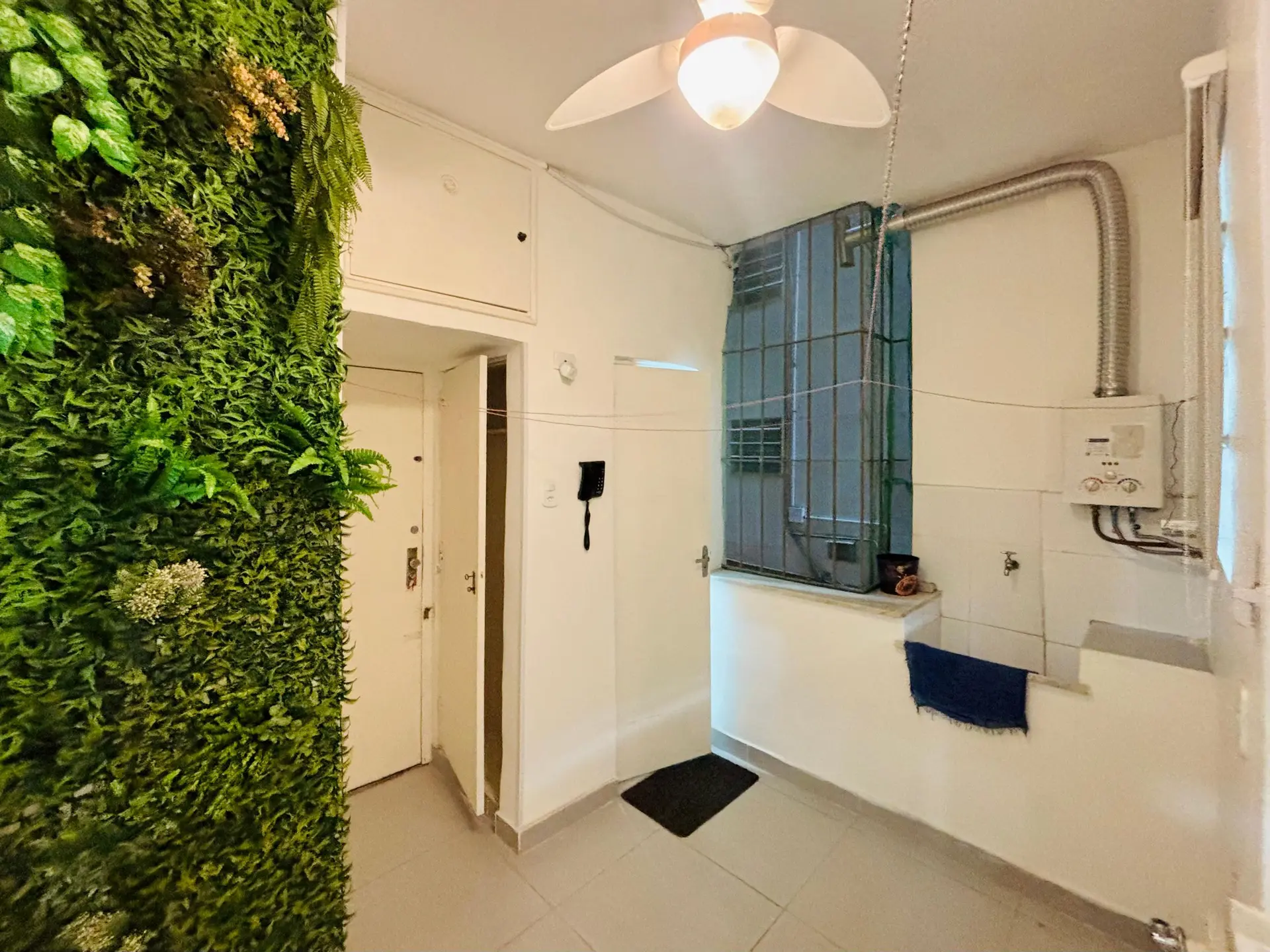 Wood or laminate floors in a 3-bedroom apartment, 110 m² — photo 18