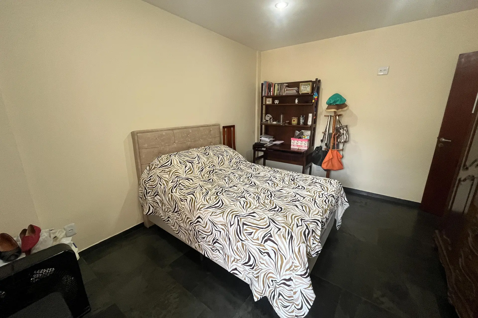 Furnished 3-bedroom apartment with laundry area — photo 14