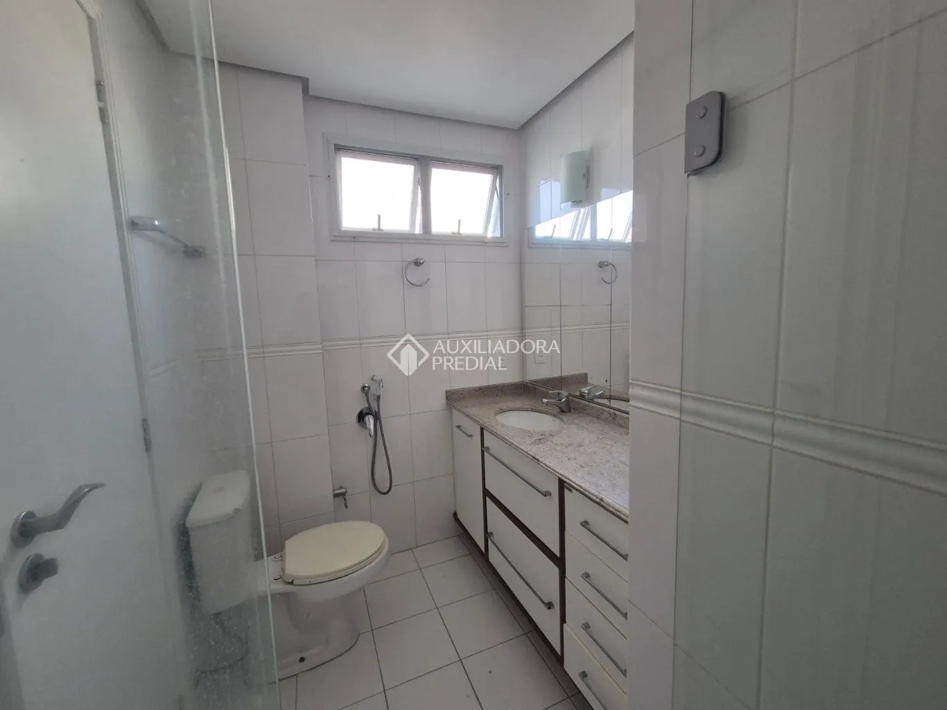 Furnished apartment with 3 bedrooms and 137 m² — photo 36