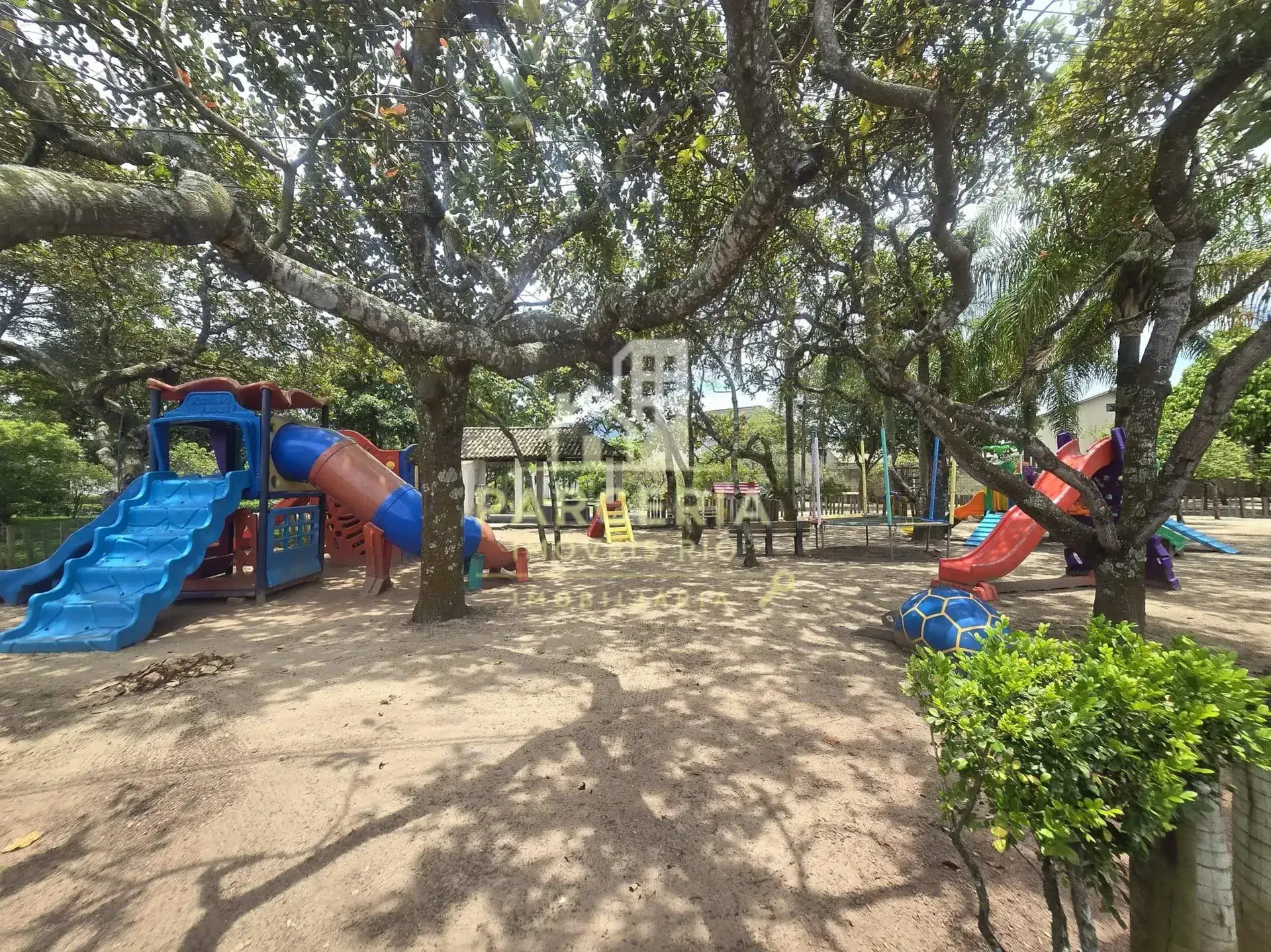 Casa mobiliada com 5 quartos e área de piscina compartilhada — photo 54