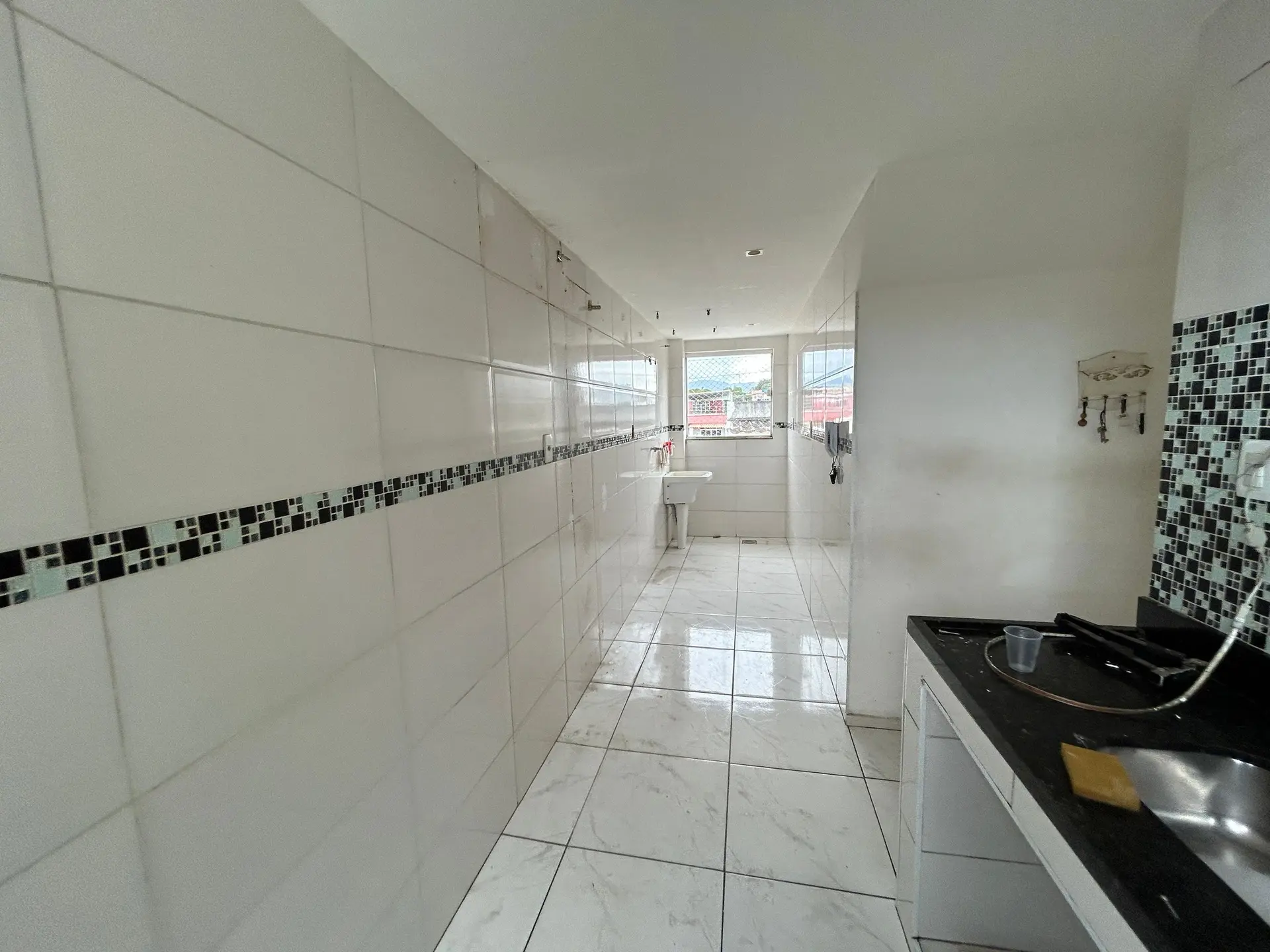 Balcony with a grill in a 3-bedroom apartment, 130 m² — photo 19