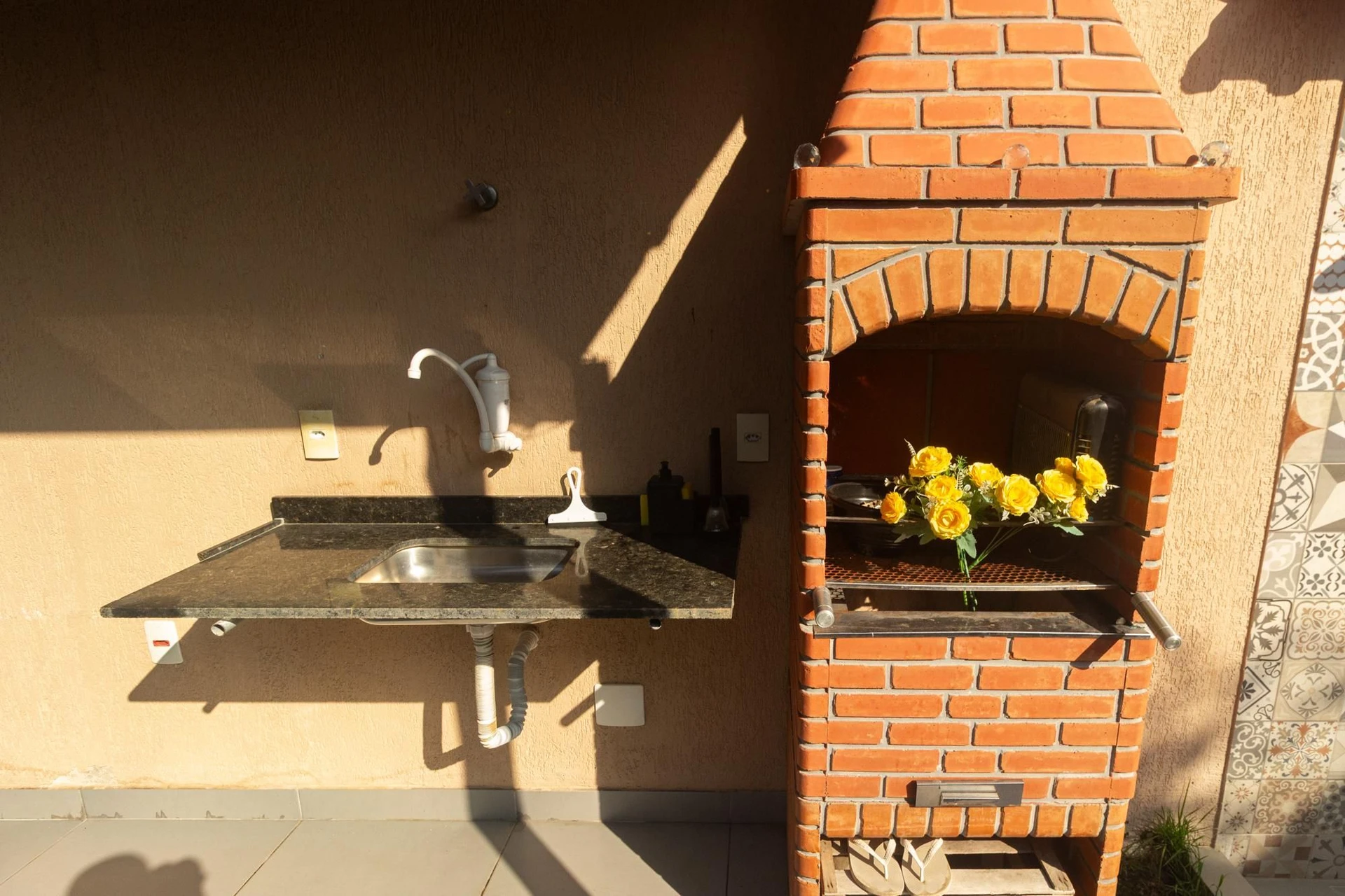 Casa mobiliada com 2 quartos, quintal e varanda