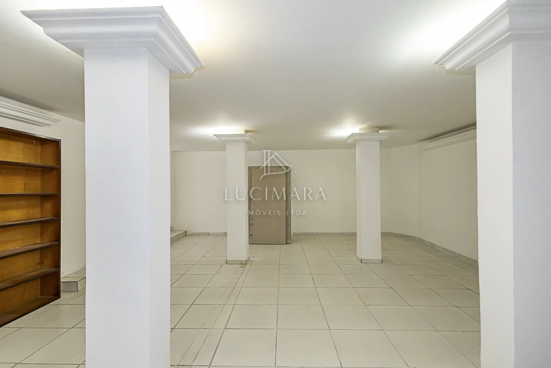 Wood or laminate floors in a 2-bedroom house, 170 m² — photo 28