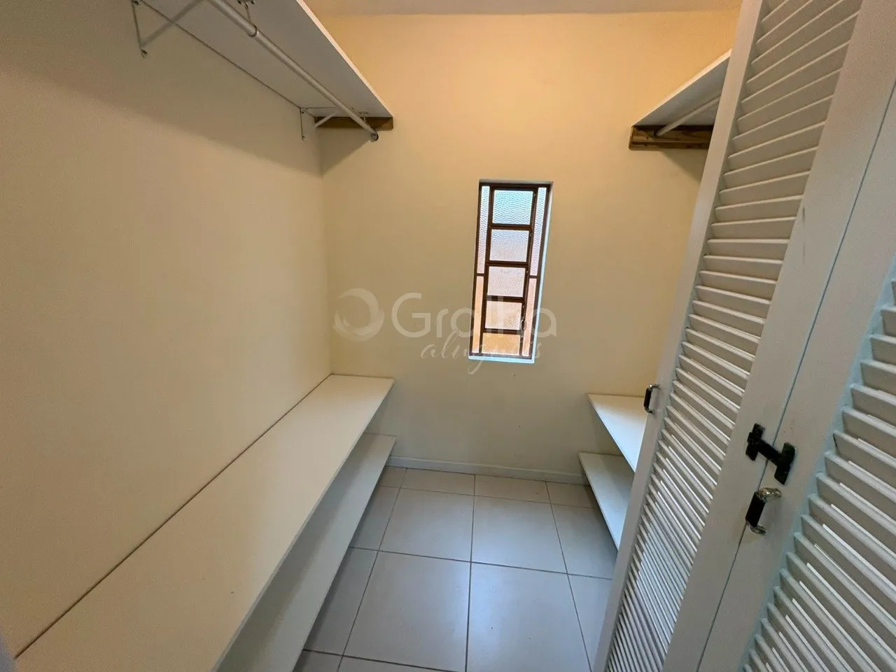House with 3 en-suite bedrooms 435 m² and private garden — photo 32