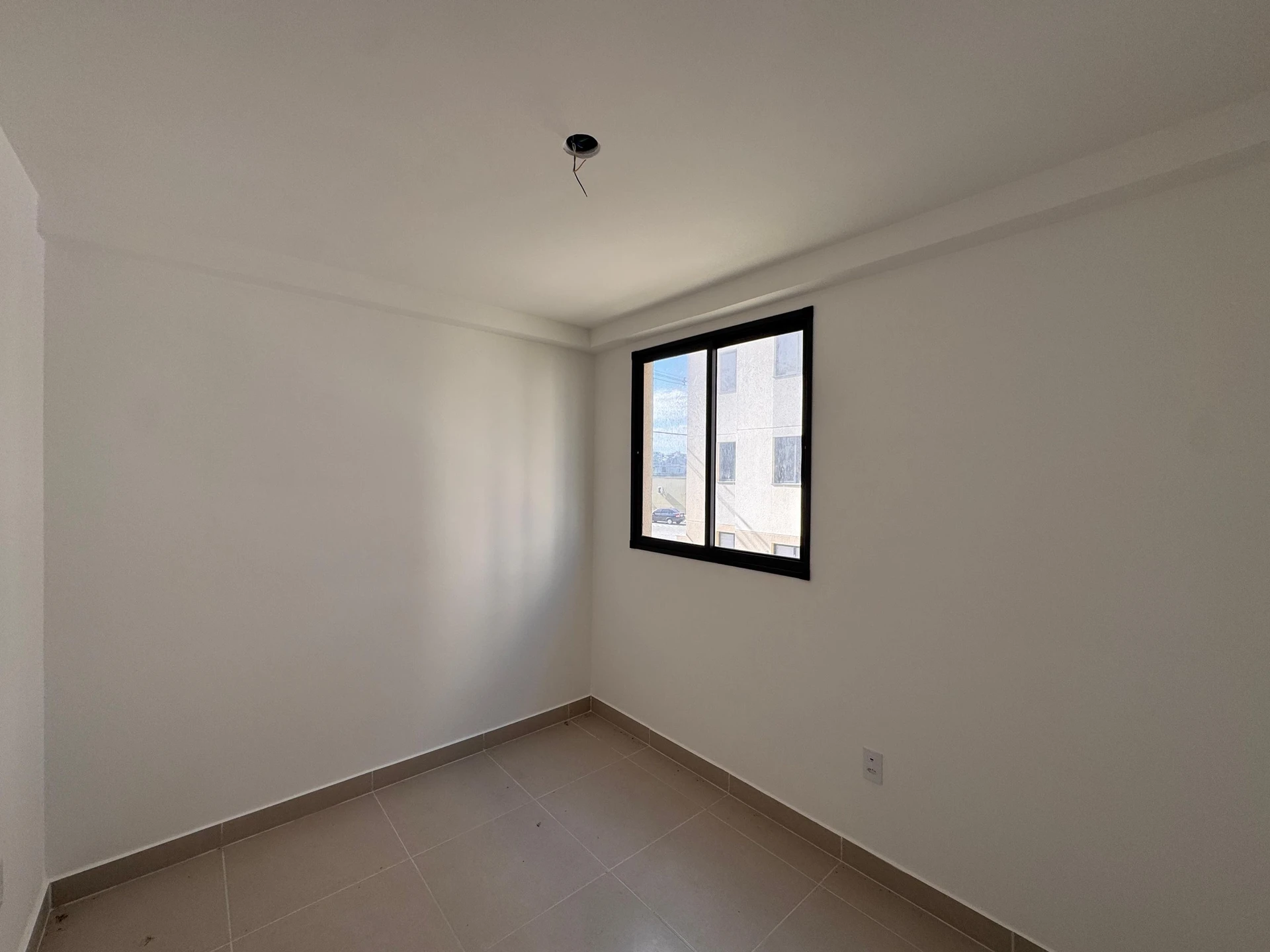 Unfurnished 2-bedroom apartment with parking and balcony — photo 3