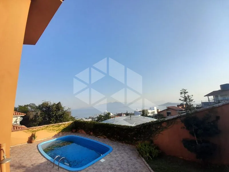 House with 3 en-suite bedrooms, 5 baths and 3 parking