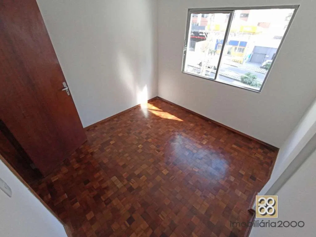 3-bedroom apartment with wood or laminate floors — photo 12
