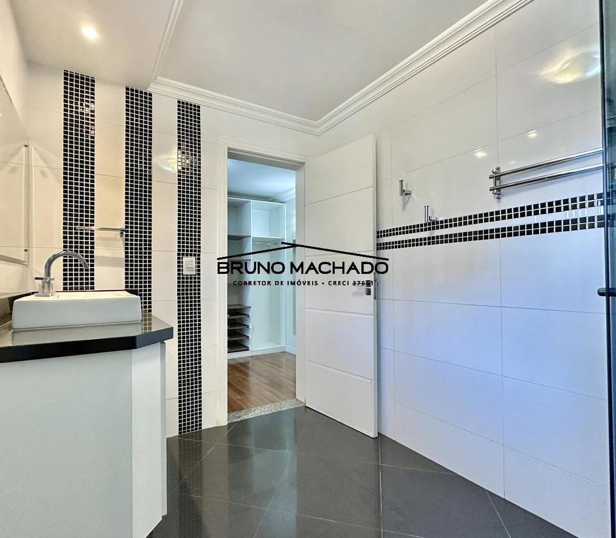 3-bedroom house with a walk-in closet in Curitiba — photo 48