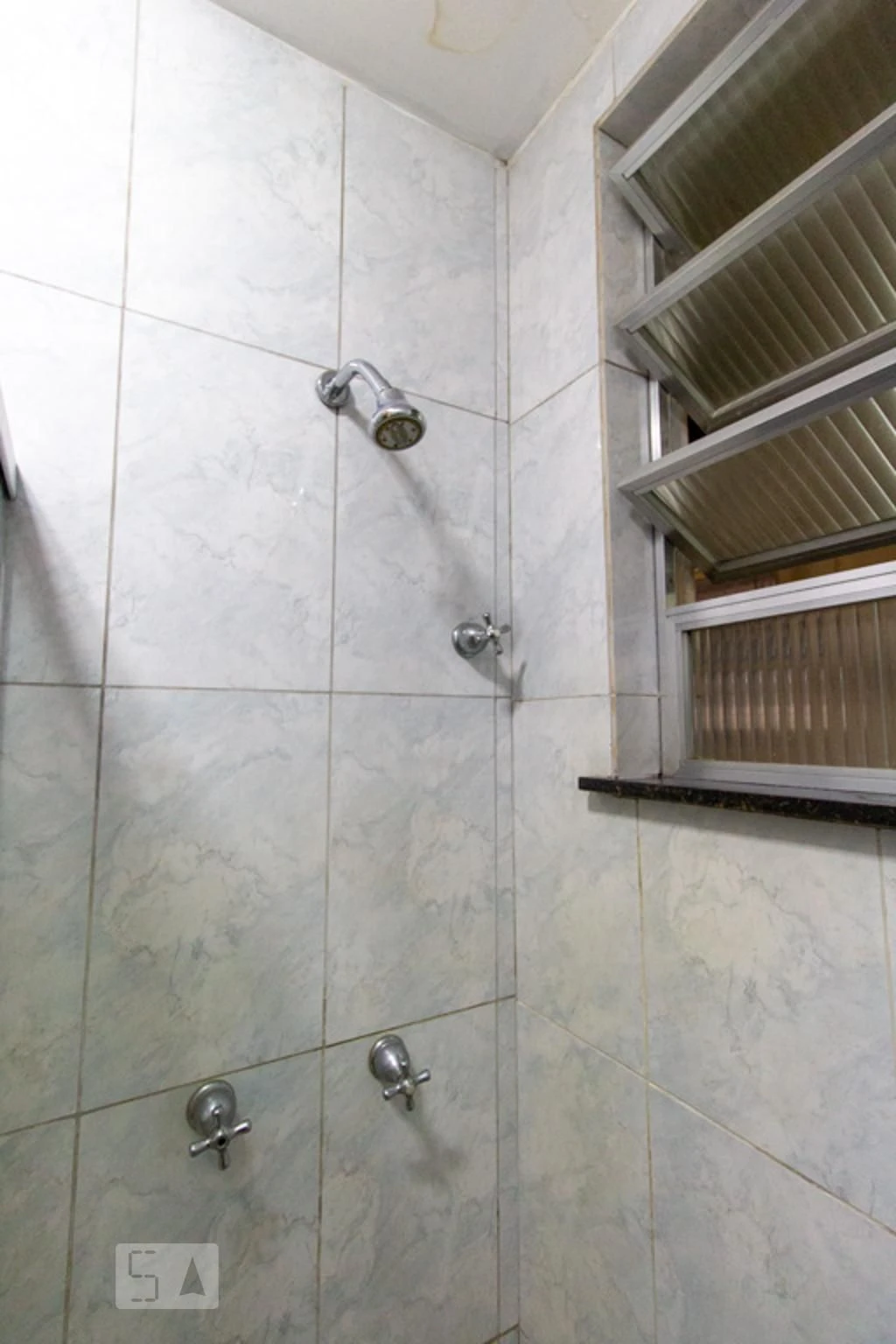 Furnished 1-bedroom apartment with a laundry area — photo 2
