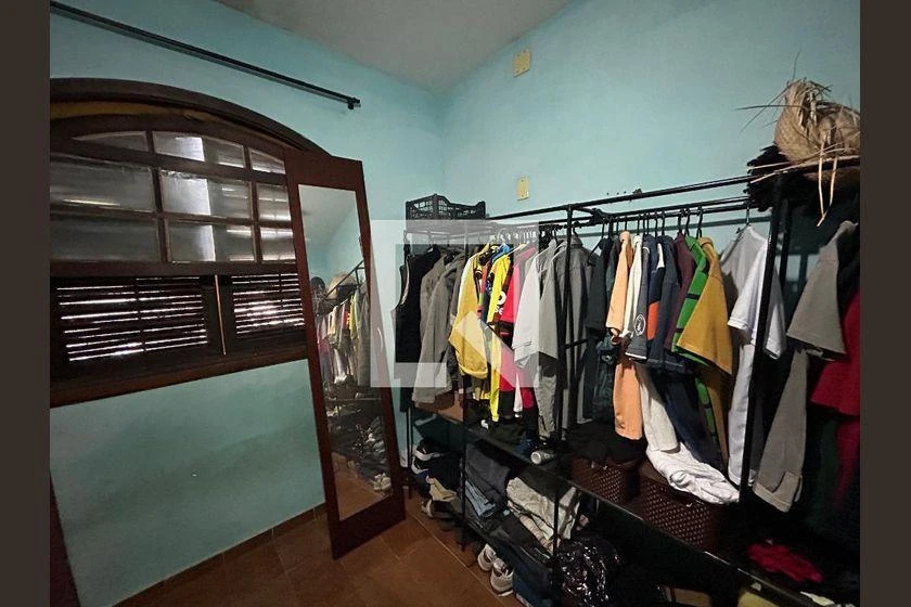 Furnished 3-bedroom house with desk workspace — photo 20