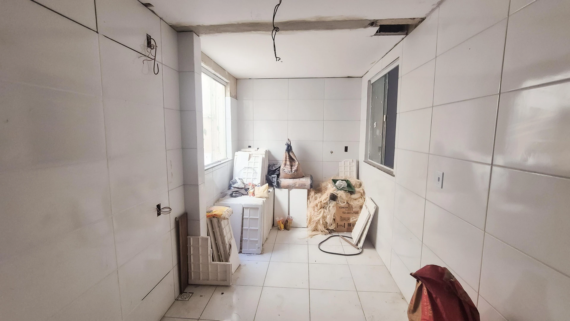Apartamento com 2 quartos e box de vidro no banheiro — photo 16