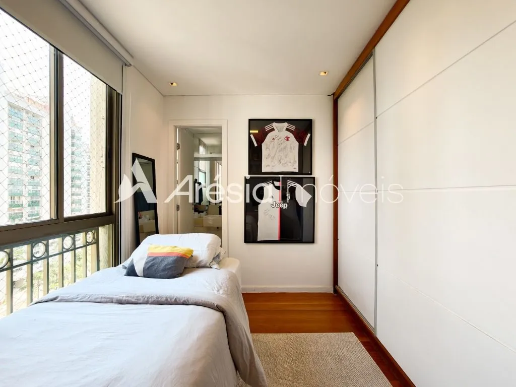 Balcony with a grill in a 4-bedroom apartment, 178 m² — photo 4