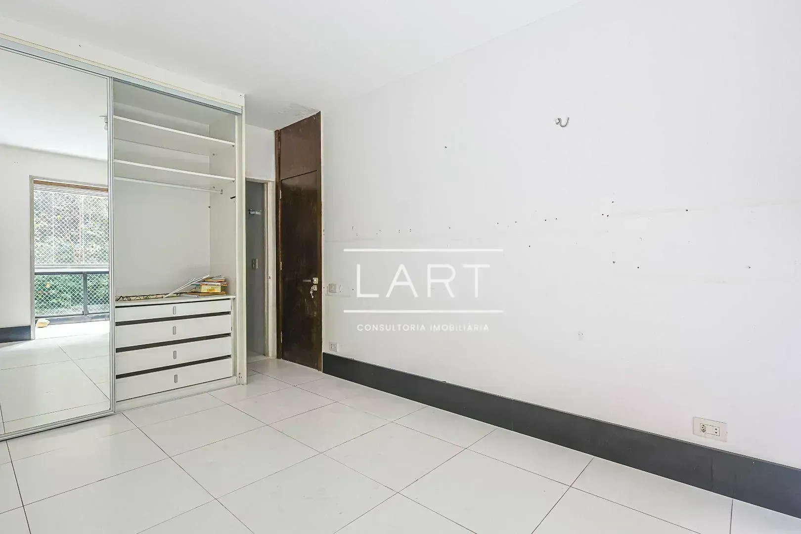 3-bedroom apartment with glassed-in balcony and 160 m² — photo 29