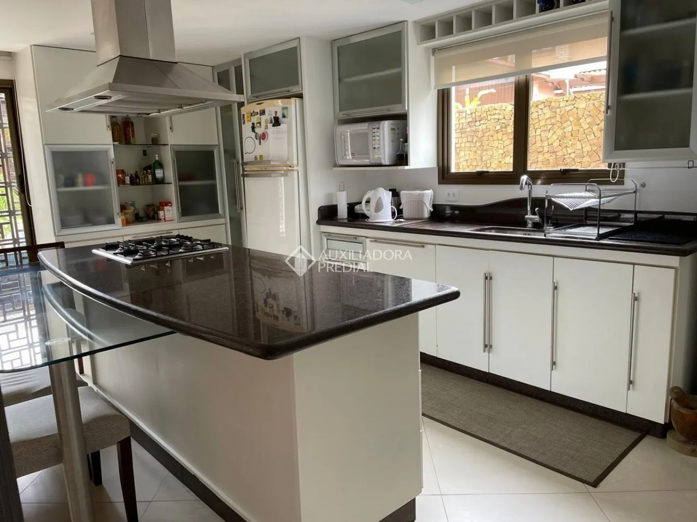 Furnished 350 m² house with an open-plan gas kitchen — photo 2