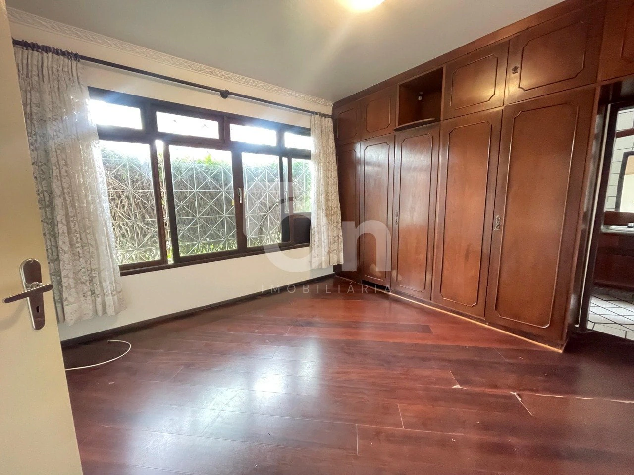 Wood or laminate floors in a one-bedroom house, 60 m² — photo 6