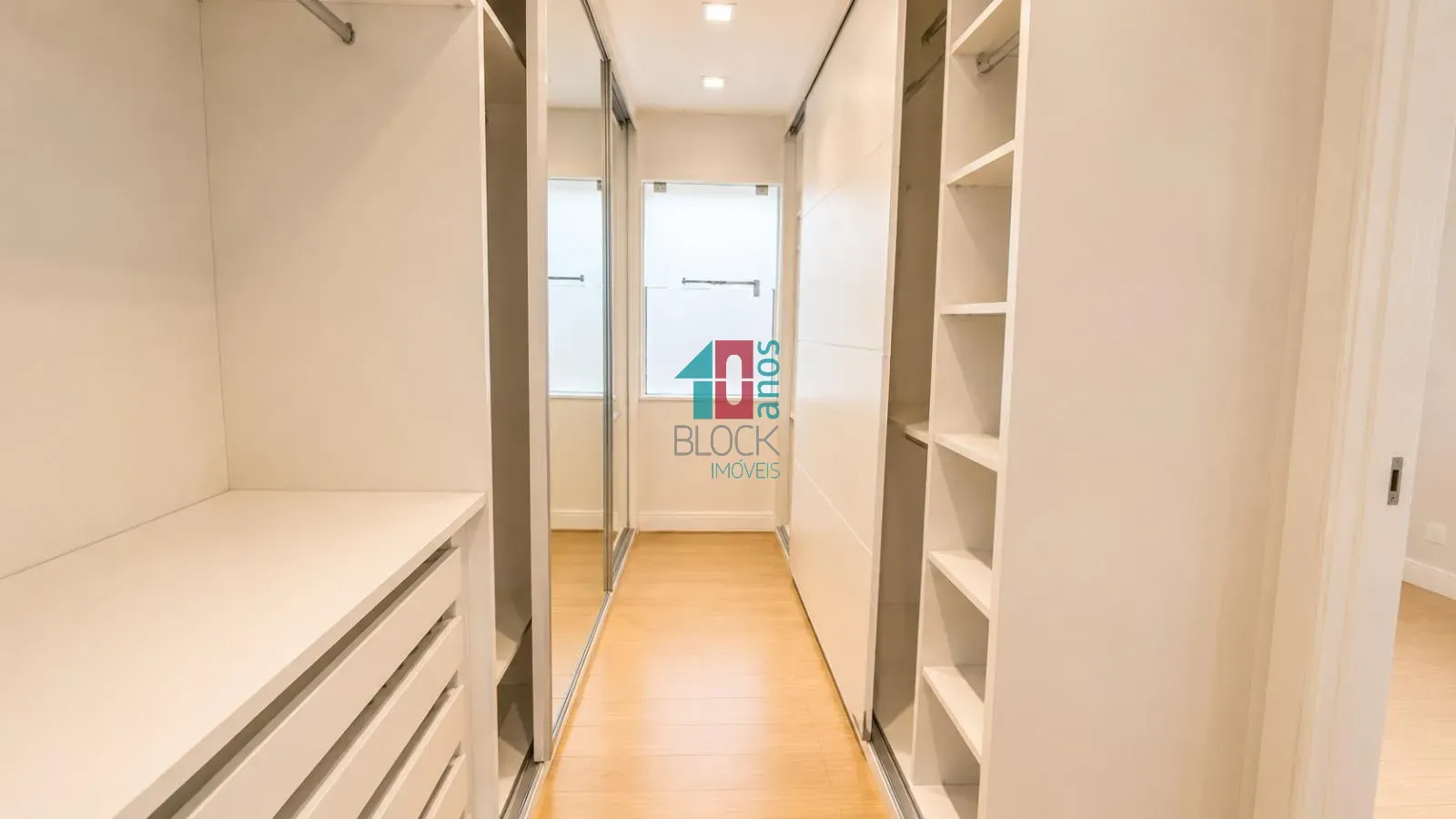 Casa triplex com 4 quartos e 3 suítes e cozinha fechada — photo 31