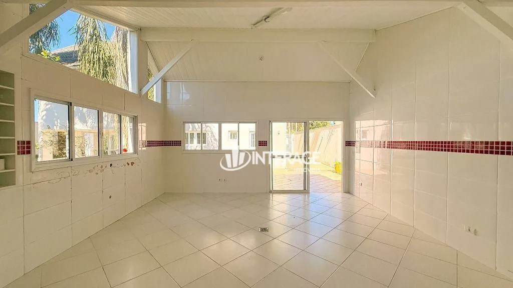 Condo house with private garden and laundry area — photo 20