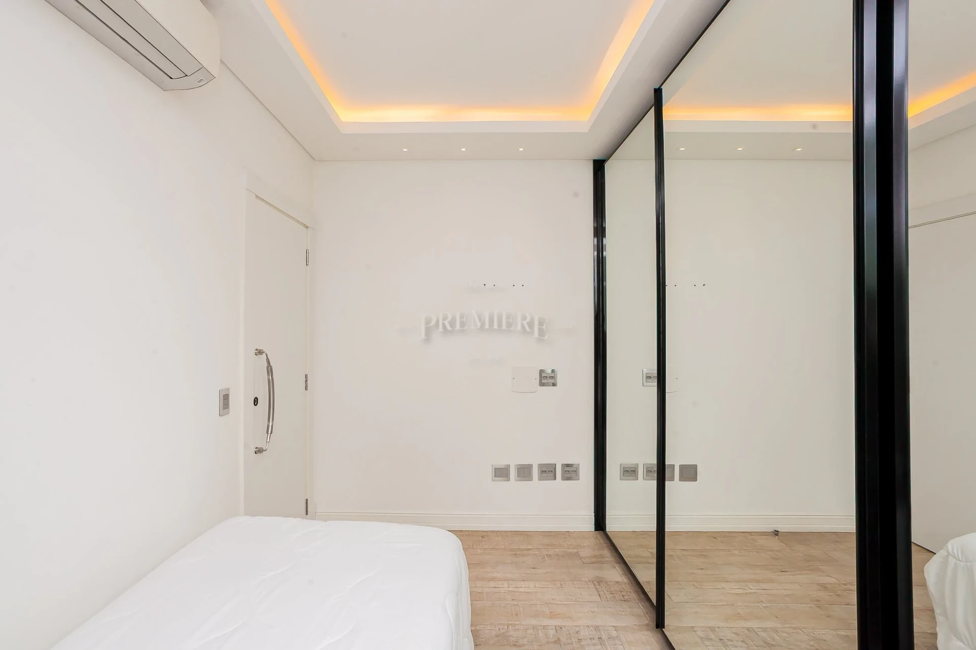 112 m² apartment with a bathtub and floor-to-ceiling windows