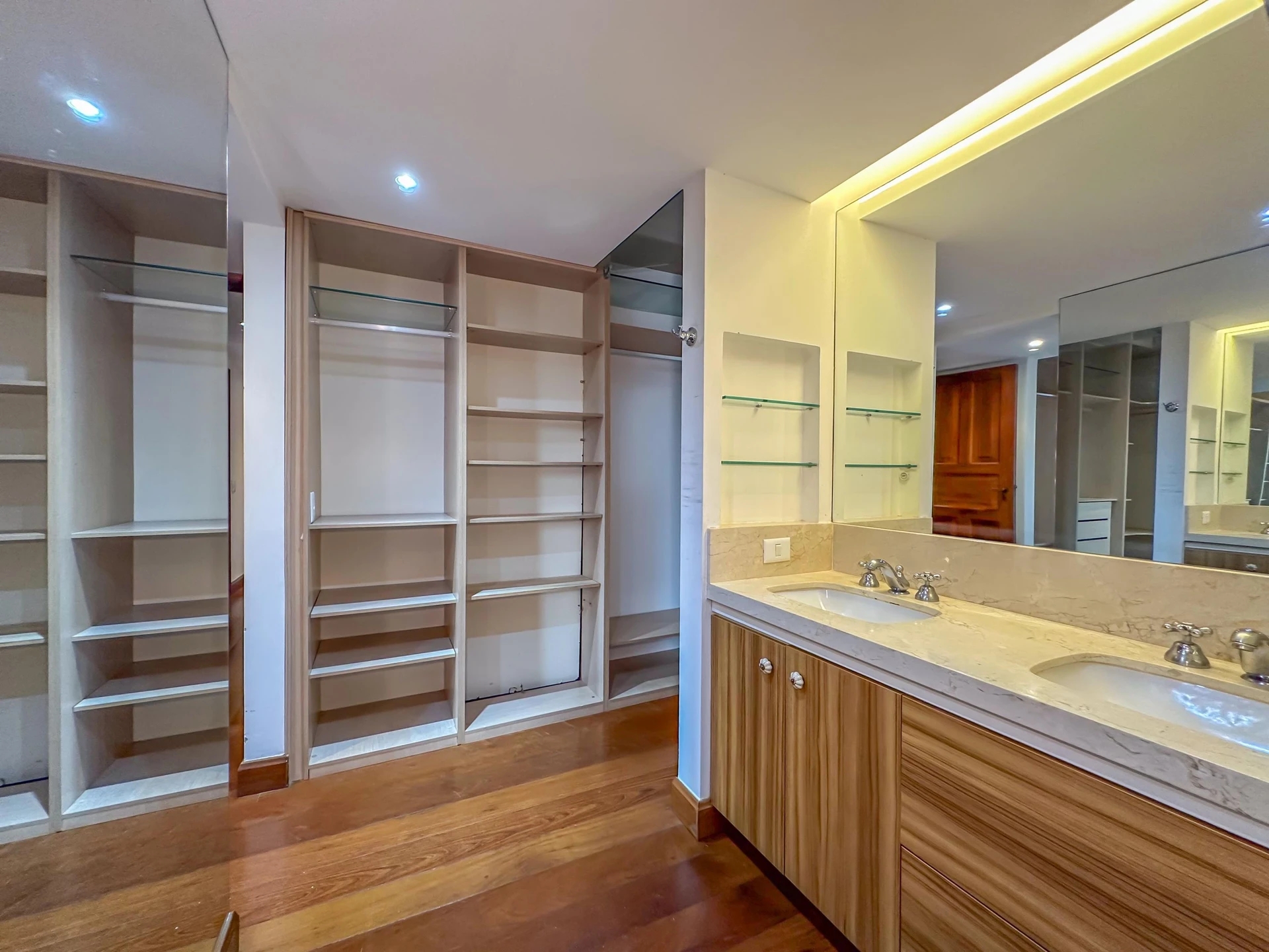 Apartment, 275 m², with a glass-enclosed balcony — photo 81