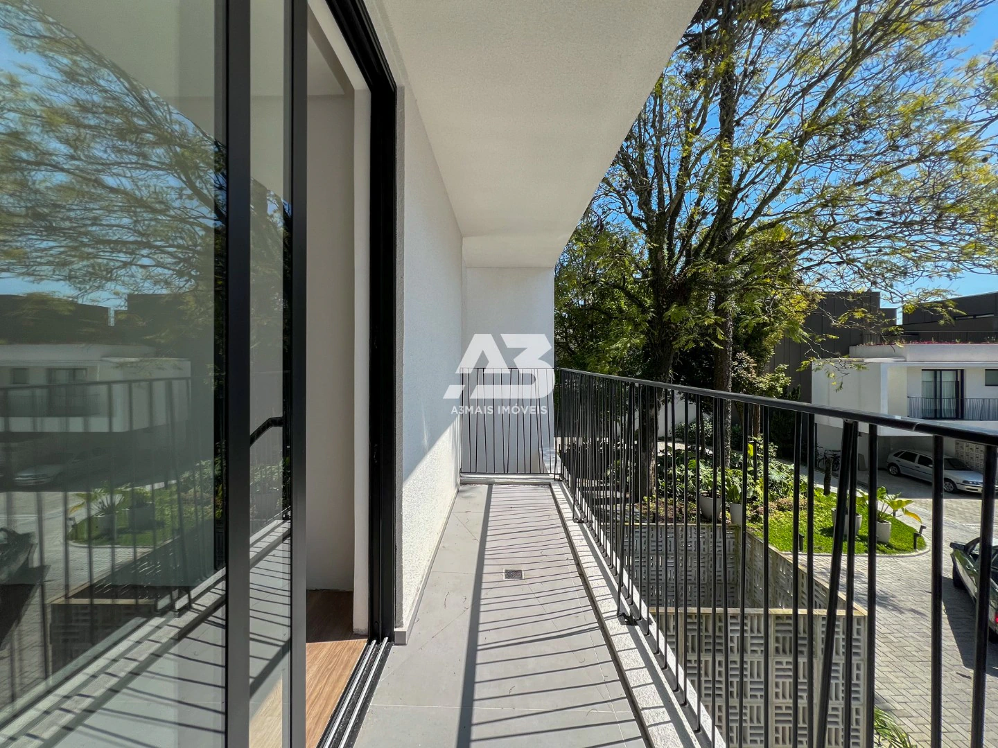 Floor-to-ceiling windows in a 3-bedroom house, 144 m² — photo 4