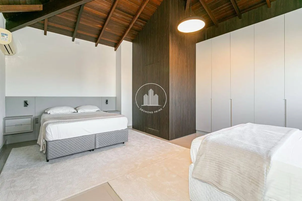 House with 6 en-suite bedrooms, 800 m² and 4 parking spots — photo 17