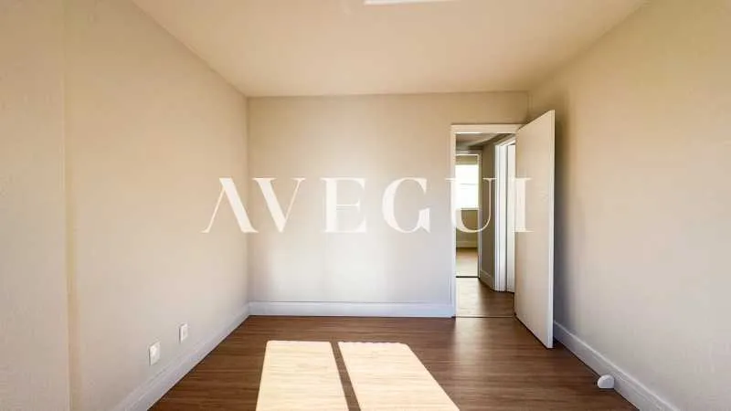 Unfurnished apartment with 4 bedrooms and tall windows — photo 7