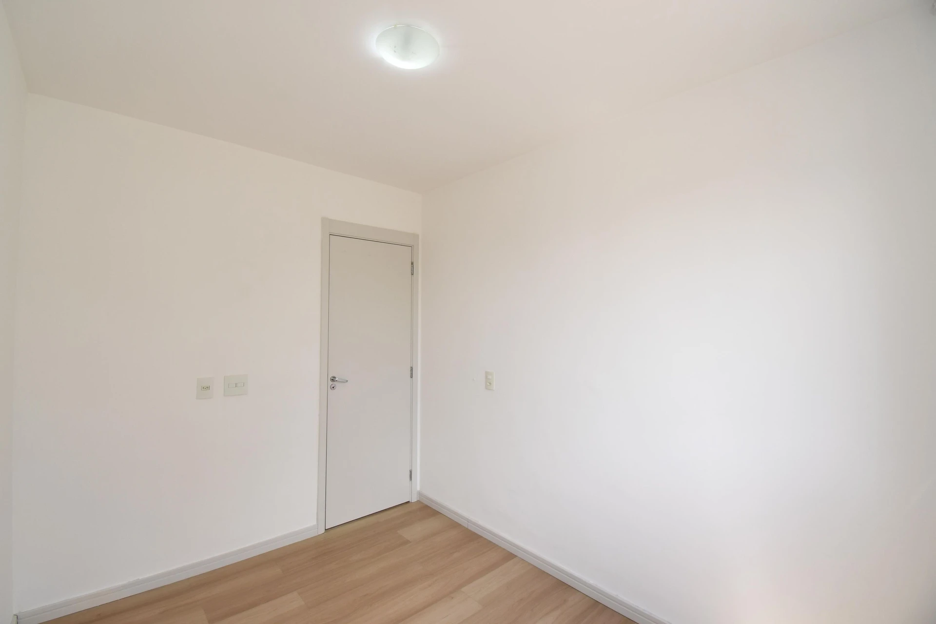 2-bedroom apartment with wood or laminate floors — photo 39