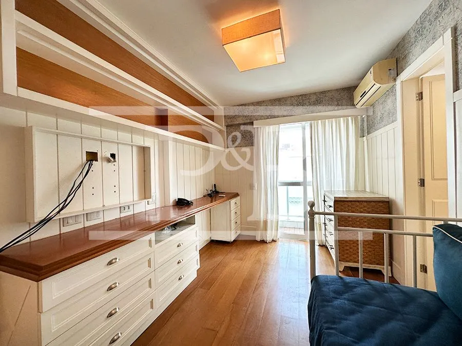 Apartamento com 2 quartos e varanda de vidro fechada — photo 23