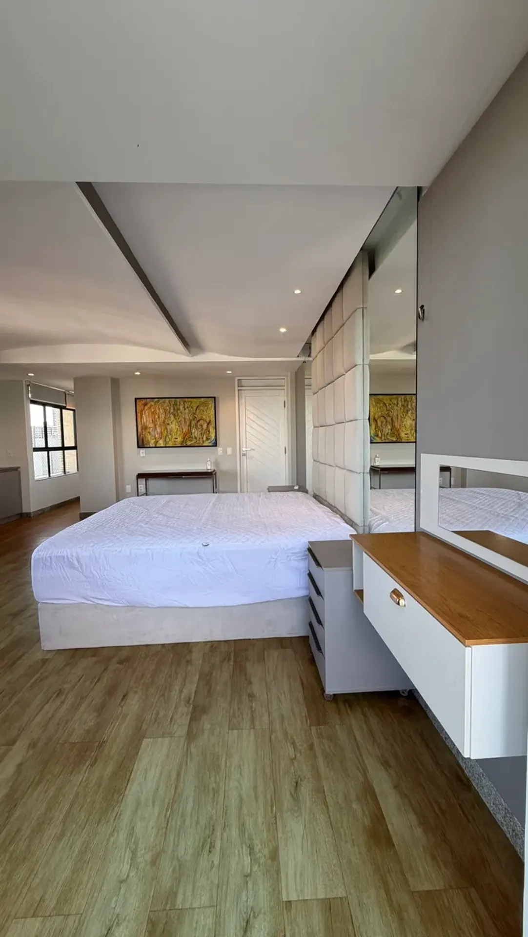Furnished 365 m² apartment with 4 suites and 3 parking spots