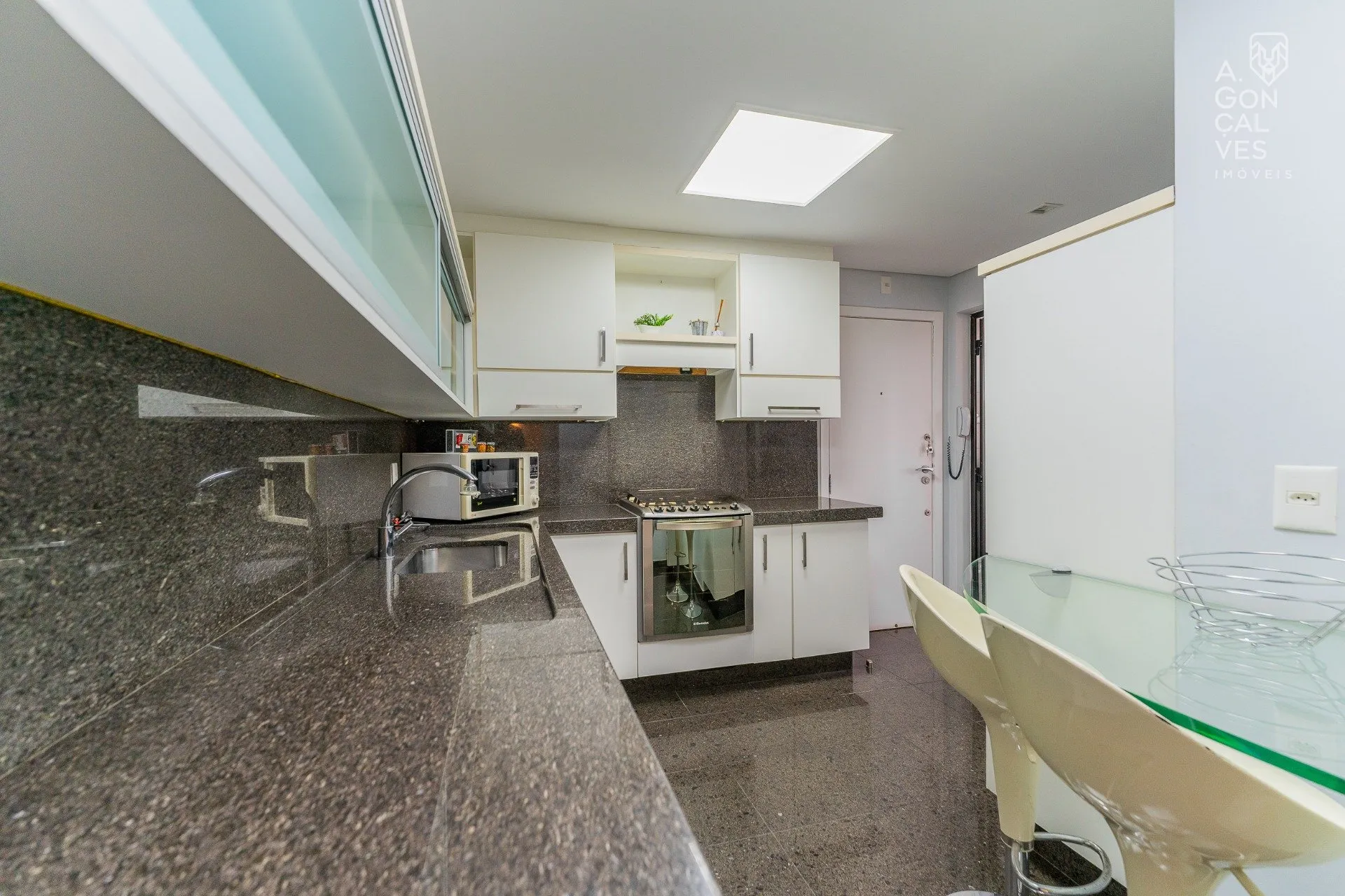 Furnished apartment with 4 bedrooms and 4 bathrooms — photo 7