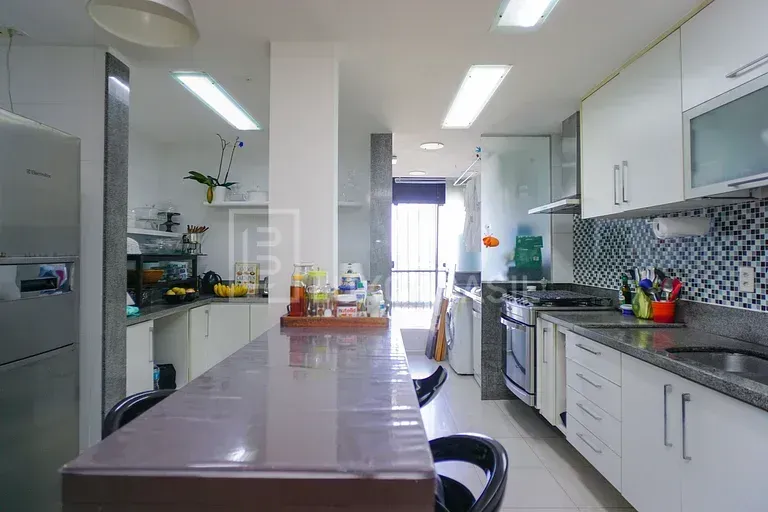Furnished 4-bedroom apartment with 245 m² — photo 4