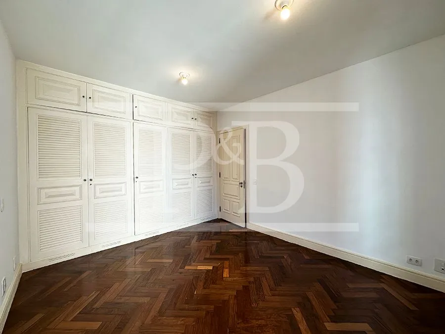 250 m² apartment with 4 bedrooms and a glassed-in balcony — photo 21