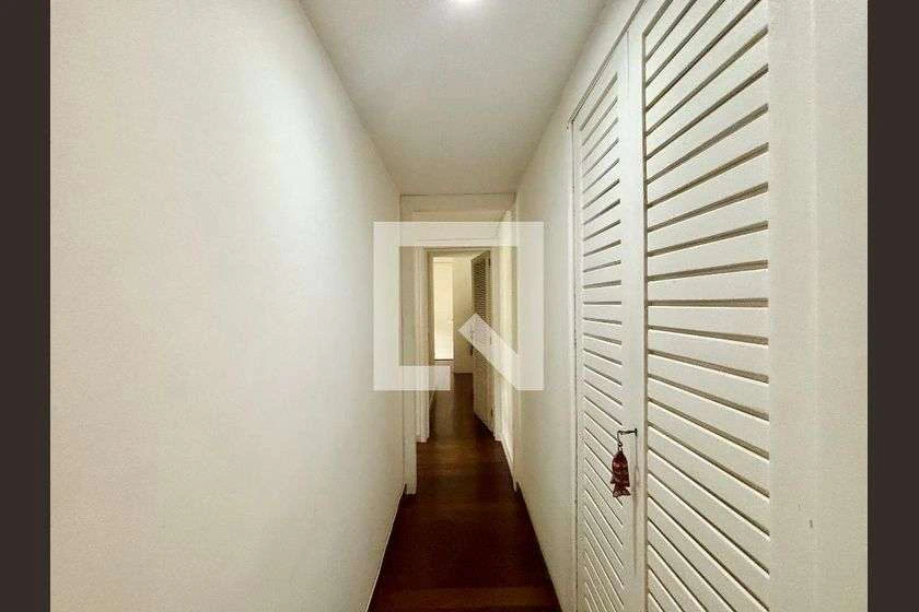 Apartment with 4 bedrooms and an en-suite bathroom — photo 27