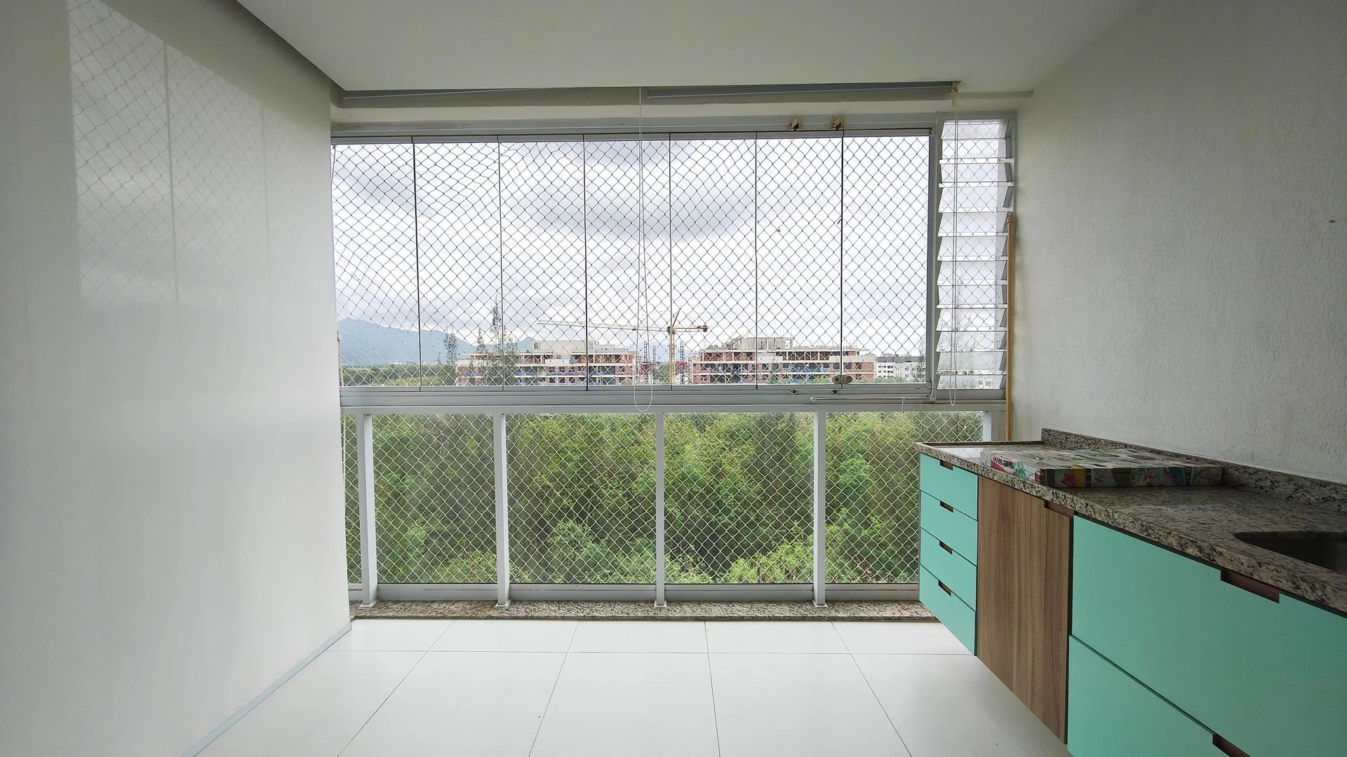 Glass-enclosed balcony in a 2-bedroom apartment, 70 m² — photo 6