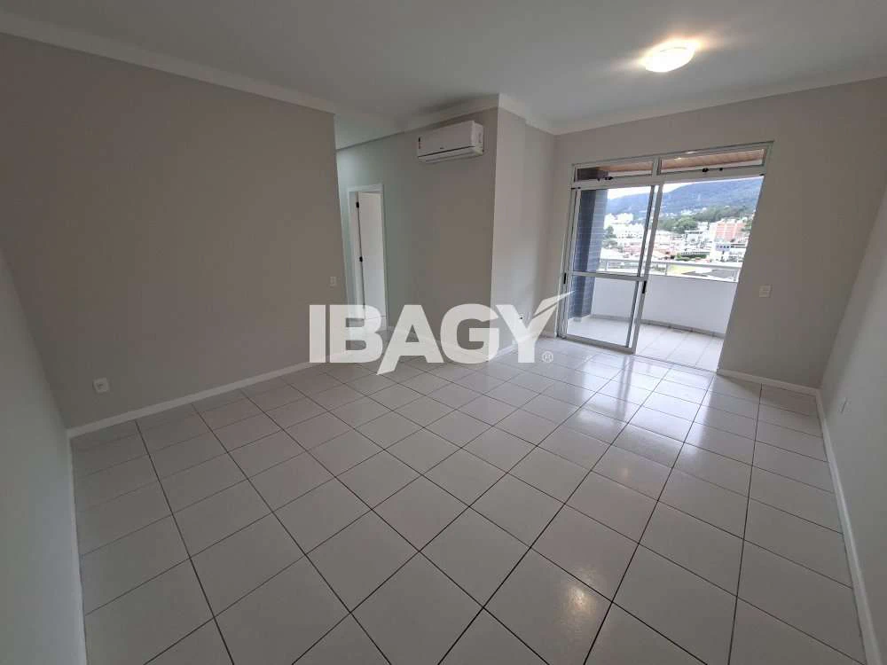 Apartamento com 91 m² e 3 dormitórios com sacada