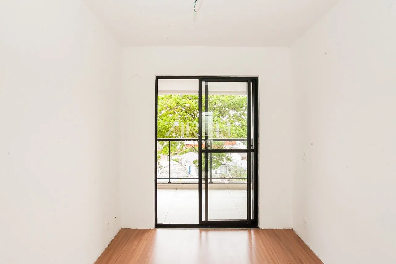 2-bedroom apartment with wood or laminate floors in Curitiba — photo 3