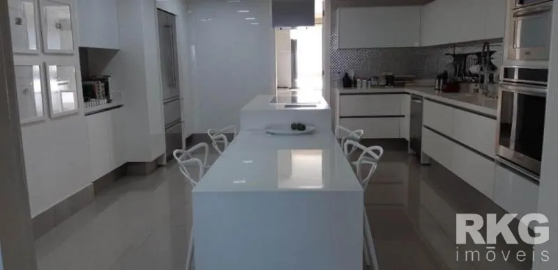 Unfurnished 4-bedroom apartment with 5 bathrooms — photo 27