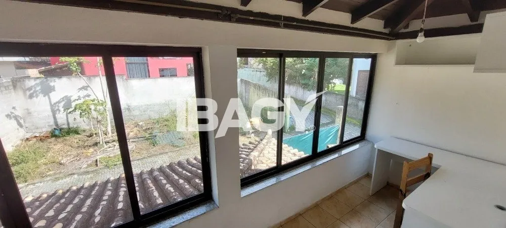 Casa com 3 dormitórios, cozinha fechada a gás e 320 m²