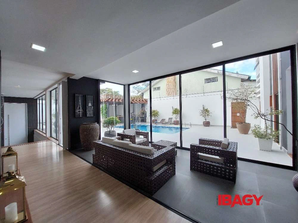 3 en-suite bedroom house with 300 m² and private BBQ