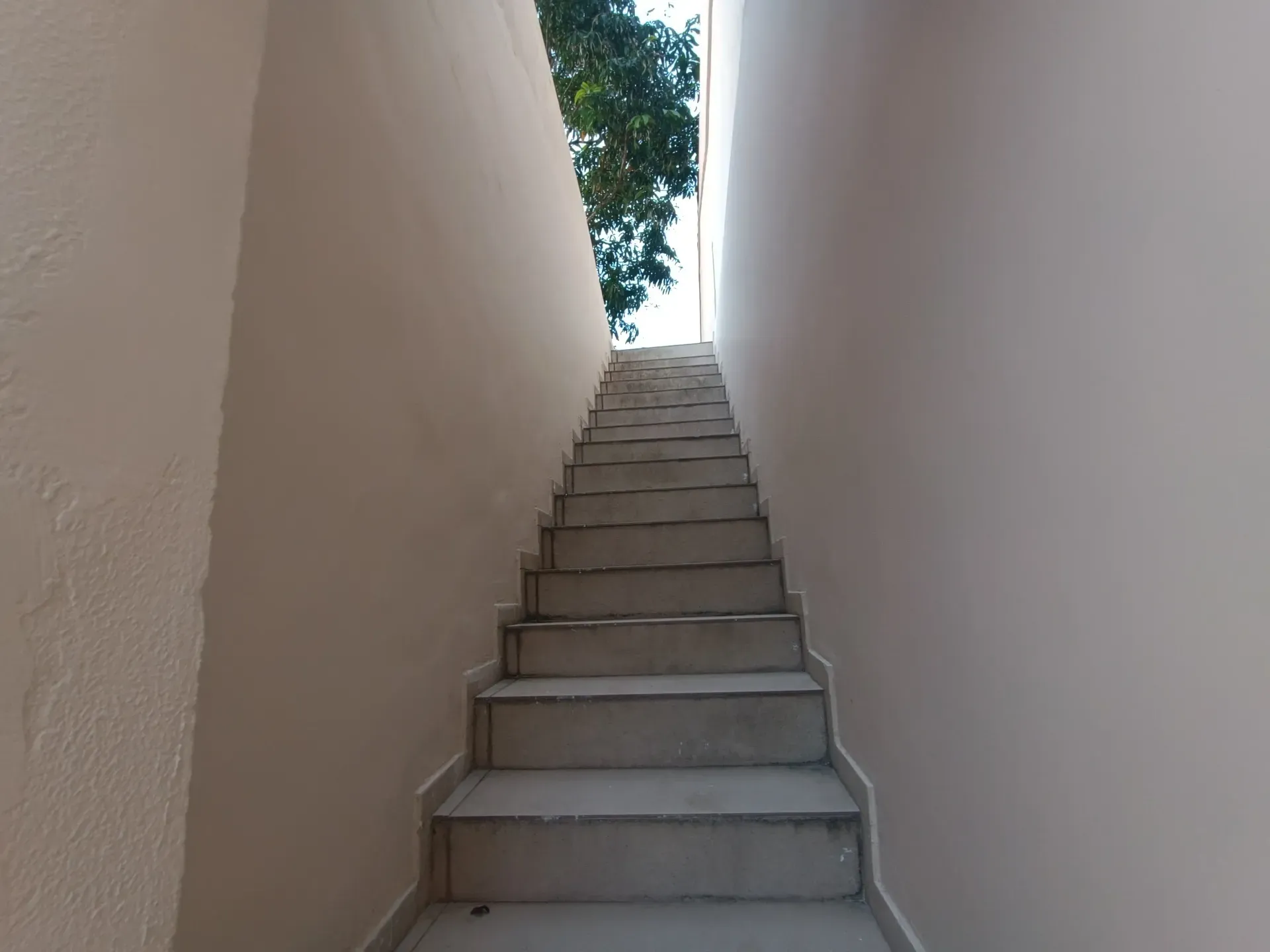 Unfurnished house with 4 bedrooms and 5 bathrooms — photo 40