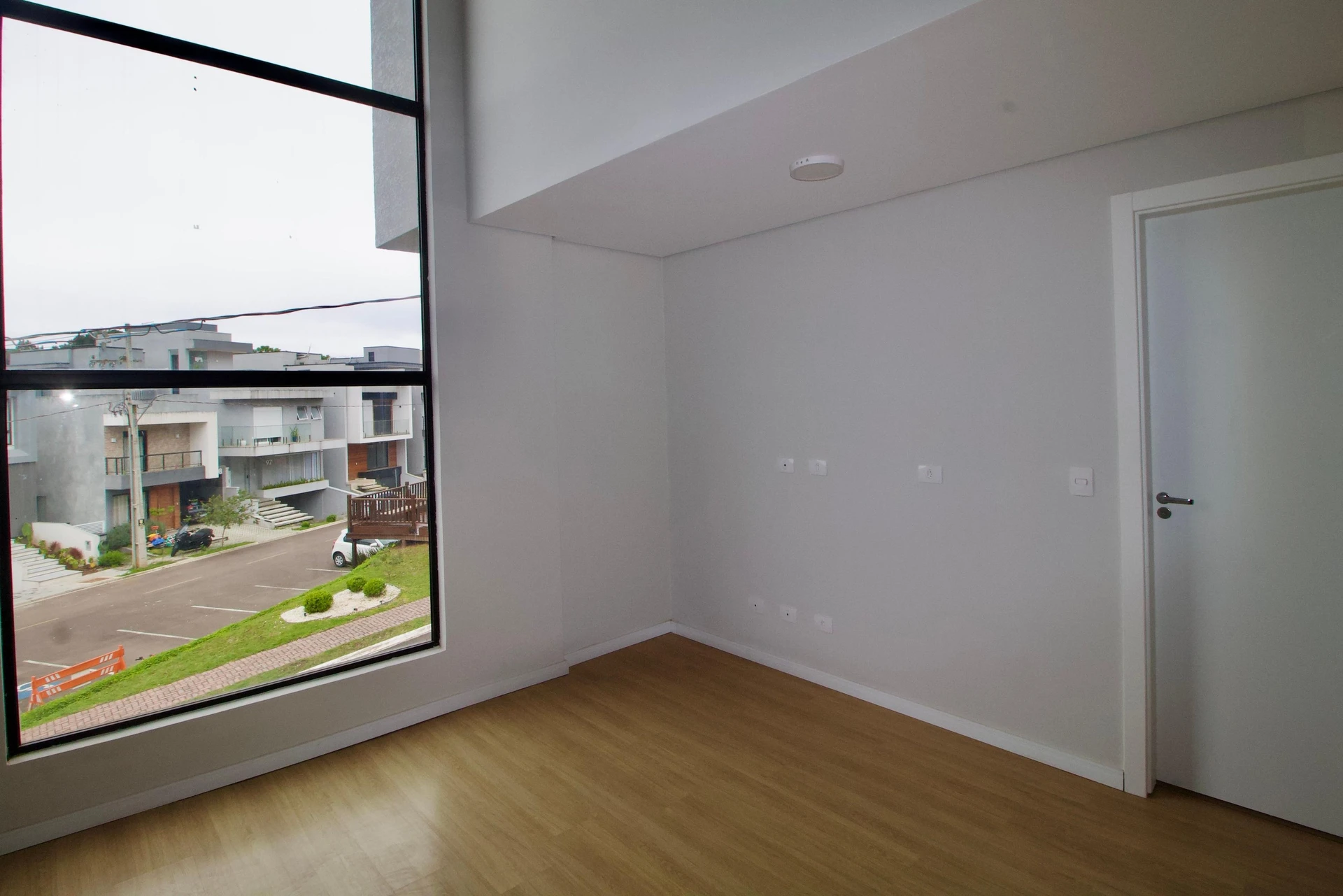 Floor-to-ceiling windows in a 3-bedroom house, 160 m² — photo 9