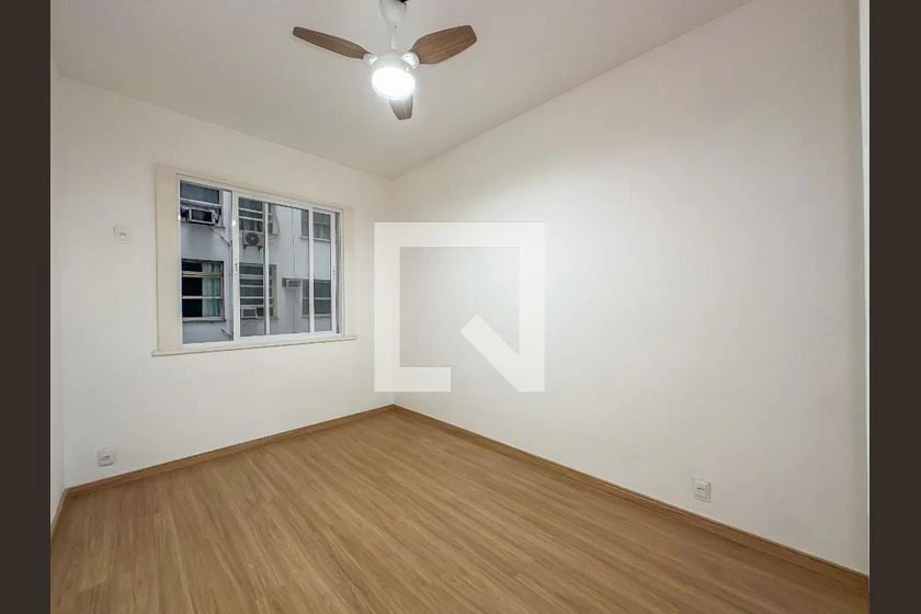 Apartamento de 2 quartos com piso de madeira ou laminado — photo 19