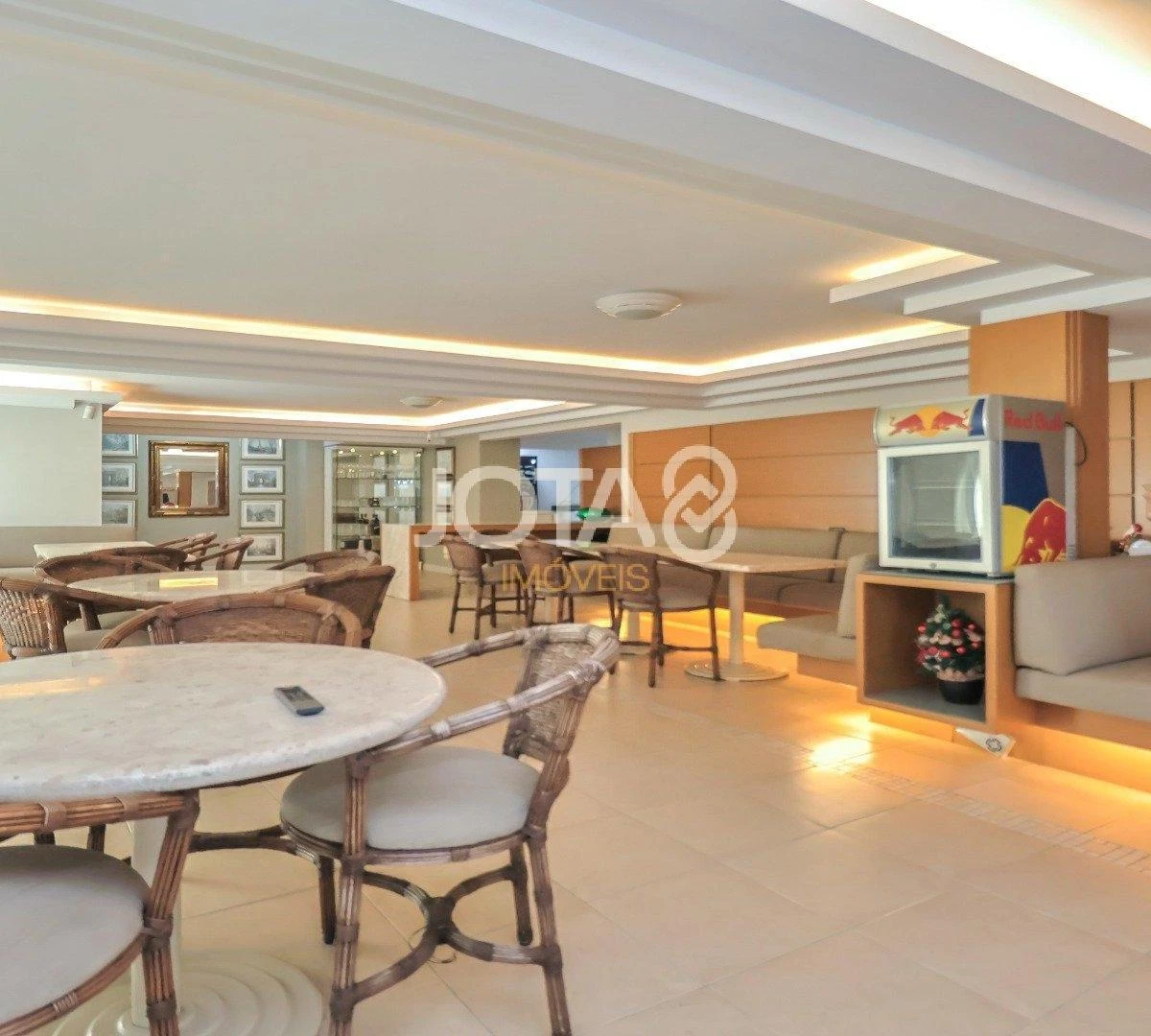 House with 5 suites, 8 baths and 6 parking spaces — photo 32