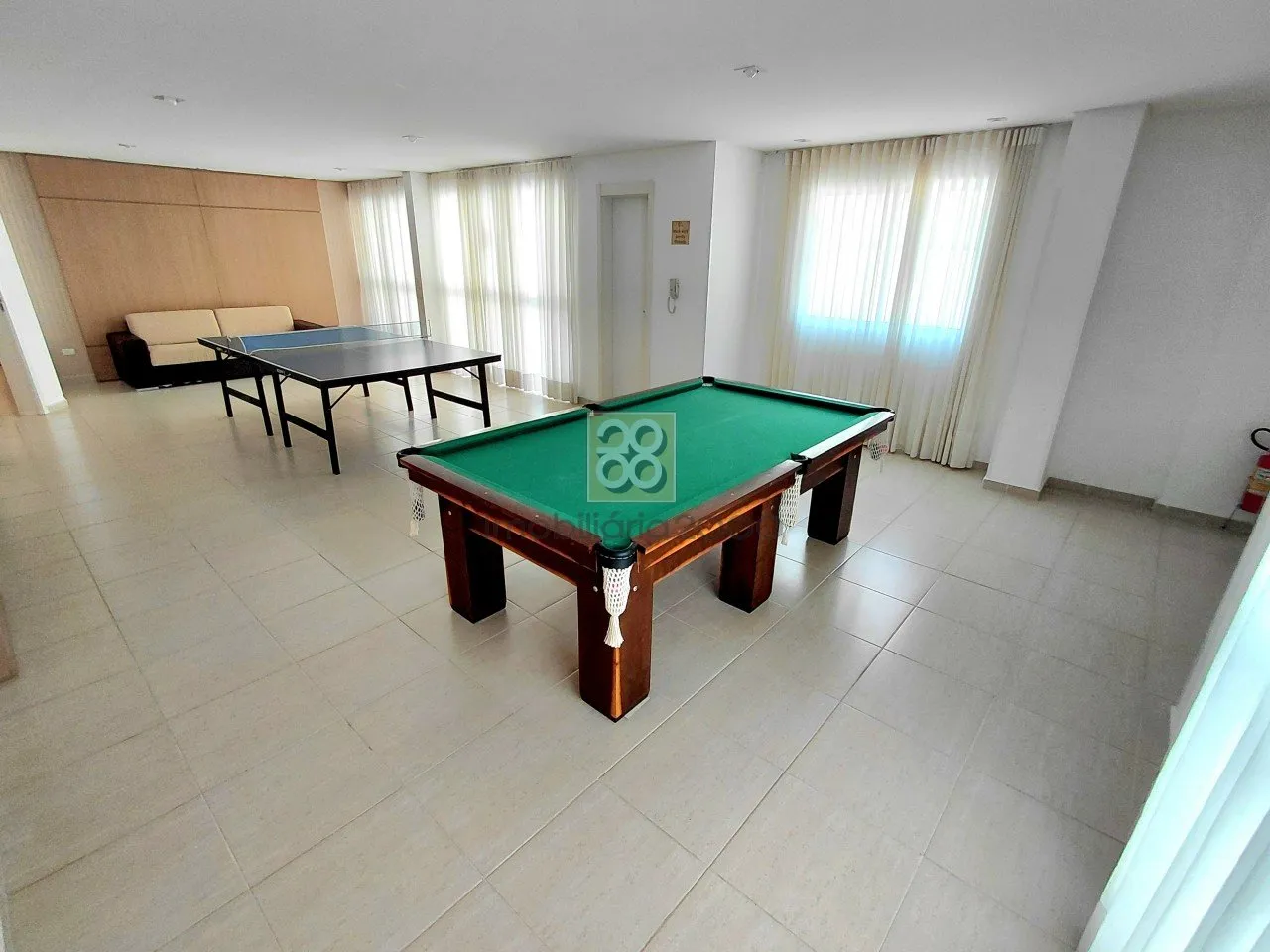Balcony with a grill in a 2-bedroom apartment, 67 m² — photo 13