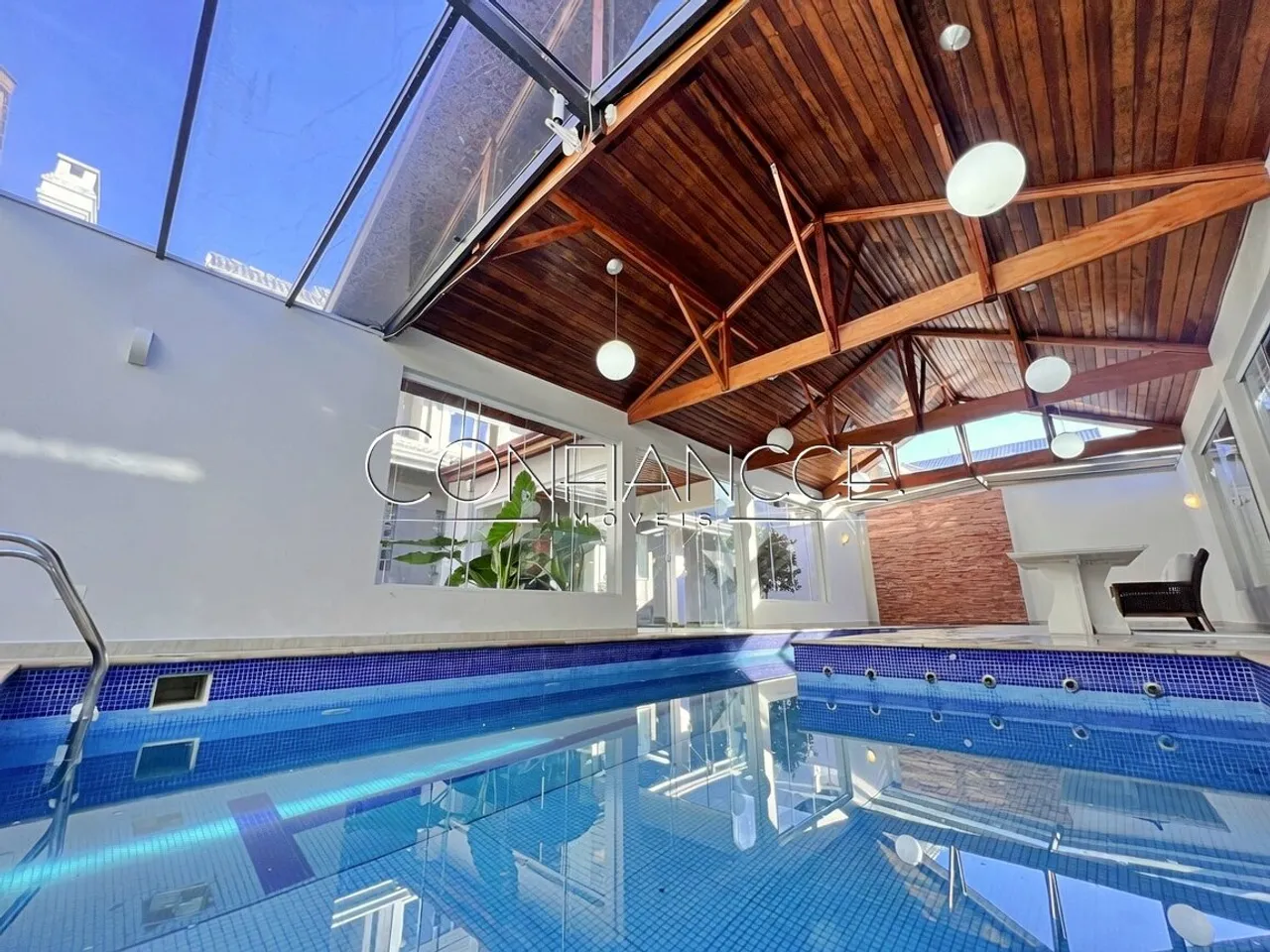 Condo house with 4 bedrooms and 6 bathrooms