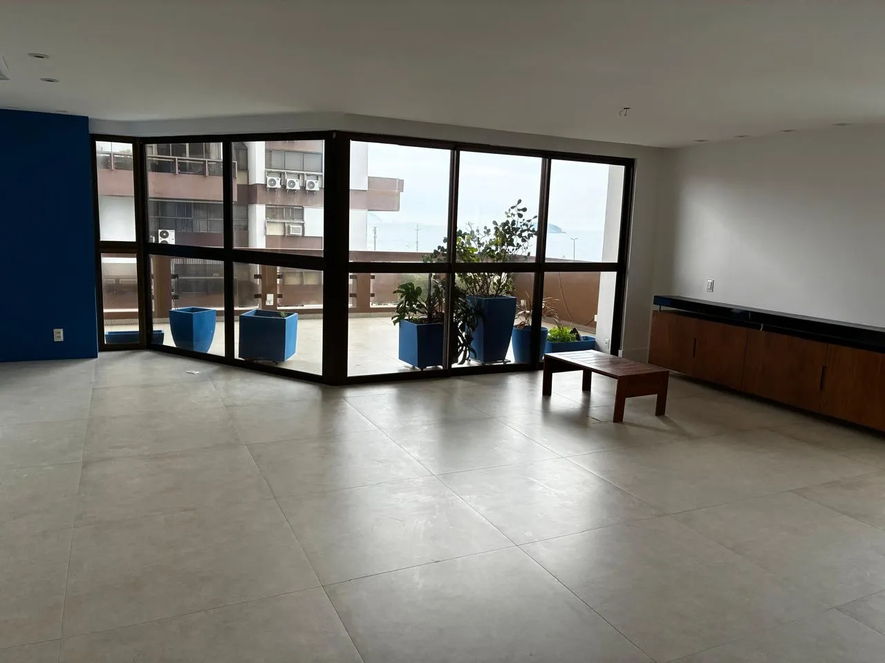 Unfurnished apartment with 3 bedrooms and open-plan kitchen — photo 9